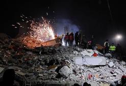 Depremin 5'inci gününde enkazdaki 9 kişi için zamana karşı yarış