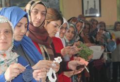 Erzurumlu kadınlar, depremzedelerin üşümemesi için 'örgü timi' kurdu