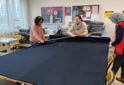 Öğretmenler, depremzedeler için battaniye ve bere üretiyor