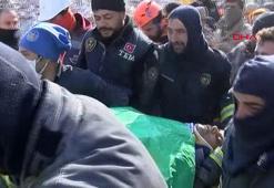 40 yaşındaki Yasemin Soylu, 106 saat sonra enkazdan sağ çıkarıldı