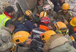 İsrail ekibi 5’inci günde 10 yaşındaki çocuğu sağ çıkardı