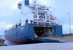 Deprem bölgesine gidecek olan gemiye iş makineları ve yardım malzemeleri yüklendi