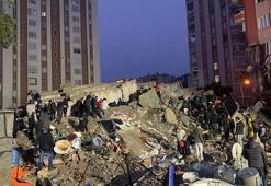 Depremde bir bloğu yıkılan apartmanda oturanlar: Önce çığlık geldi, bina yıkılınca kesildi