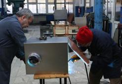 Öğrenciler, depremzedeler için soba ve su geçirmez tulum üretiyor