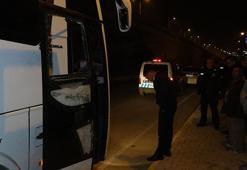 Antalya'da trafikte tartışıp, afet bölgesine giden otobüsün camını kırdılar