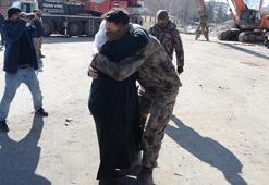 Kendisini kurtaran ekipteki özel harekat polisine sarılıp, gözyaşlarıyla enkazı izledi