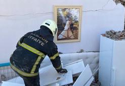 Yıkılan binanın duvarında düğün fotoğrafı asılı kaldı