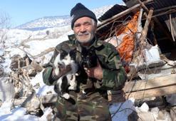 Depremde eşini kaybetti, 4 kedisini kurtardı