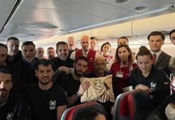 THY'nin kabin memurlarından İspanyol arama kurtarma ekibine bröve hediyesi