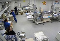 Depremde kuvözdeki bebeklere koştular