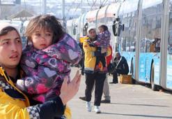 Enkazdan kurtulan paramedik yardıma koştu