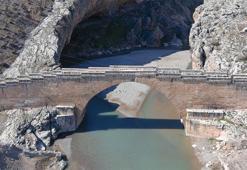 Adıyaman'da tarihi Tokalaşma sütunu devrildi, yakınındaki Cendere köprüsü ayakta kaldı