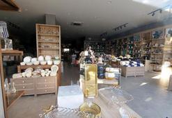 Deprem anında mağazadaki porselenler yerinden bile oynamadı