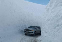 Askeri üs bölgesi yolu kapandı, kar kalınlığı 5 metreyi geçti