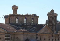 Tarihi Kurtuluş Camii’nin kubbe ve minareleri, depremde yıkıldı