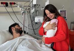 Enkazdan 261 saat sonra kurtarılan Mustafa, eşi ve bebeğiyle buluştu