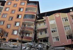 Kırıkhan'da bazı binalar yıkıldı bazıları ise birbirine yaslandı; vatandaşlar tahliye edildi