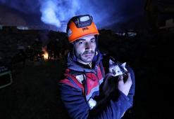 İtfaiye eri, enkazdan 129'uncu saatte kurtardıkları kediyi sahiplendi