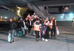 Deprem bölgesinde çalışmalara katılan 32 kişilik itfaiye ekibi İstanbul'a döndü