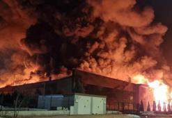 Konya'da plastik fabrikası, alev alev yandı