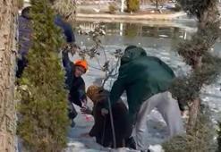 Buz tutan gölete düşen depremzede çocuğu polis kurtardı