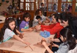 Depremzede çocuklar, duygulandıran hayallerini çamura yansıttı