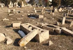 Tarihi Sancaktar Mezarlığı'nda mezar taşları depremde kırılmış
