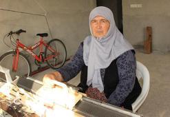 71 yaşında depremzedeler için örgü makinesinin başına geçti