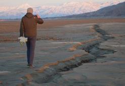 Depremde fay kırığı olduğu düşünülen şeklin sıvılaşma sonucu ortaya çıktığı tespit edildi