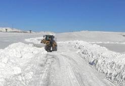 Van'da askeri üs bölgesinin kardan kapanan yolu açıldı