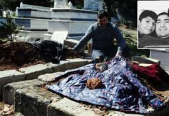 Depremde kaybettiği kızının mezarına mont, oğlunun mezarına gömleğini serdi