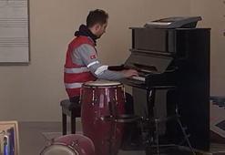 Hasarlı okulda piyano çalan öğretmen: Acımızı notalarla gösterdik