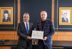 THY, depremzedelere 2 milyar TL'lik yardımını Vali Yerlikaya'ya teslim etti