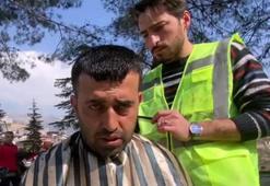 Gönüllü berberler, depremzedeler ile arama- kurtarma ekiplerini tıraş etti