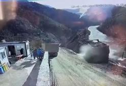 Freni boşalan kamyon devrildi; hayat kurtaran manevra kamerada