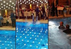 Türkücü Mustafa Keser, depremzedelere moral gecesinde havuza düştü