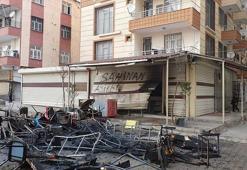 Kavga ettikleri kişinin işyerindeki eşyasını sokağa çıkarıp ateşe verdiler