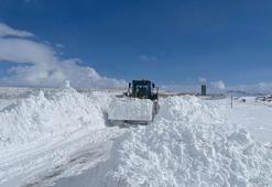 2 bin 900 rakımlı askeri üs bölgesinin kardan kapalı yolu açıldı