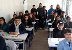 Konteynerden sınıf kuran öğretmen çift, depremzede öğrencileri sınava hazırlıyor