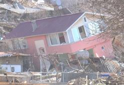 Harmanlı'da depremle gelen hasar
