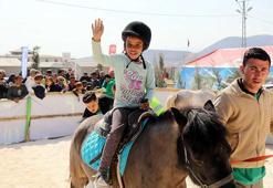 Depremzede çocuklara atlı terapi