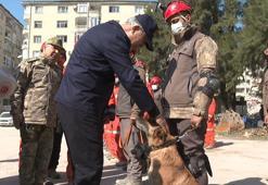 Bakan Akar'dan 326 kişiyi kurtaran Mehmetçiğe tebrik ziyareti