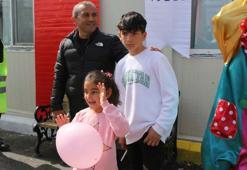 Depremzede çocukların eğlencesine vali de eşlik etti