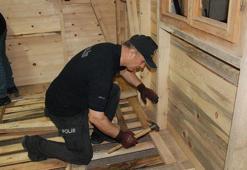 Marangoz polisler, depremden etkilenen emniyet müdürlükleri için evler yaptı