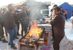 Hataylı depremzedelere Erzurum cağ kebabı ikram edildi