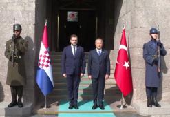 Bakan Akar, Hırvat mevkidaşı Banozic ile görüştü