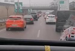 Beykoz'da sürücüler fermuar sistemi ile ambulansa yol verdi