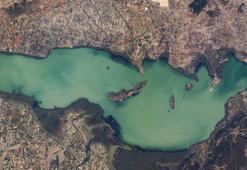 Uluabat Gölü'ndeki çekilme uydu görüntülerinde; kayıkların geçtiği köprünün altı park alanı oldu