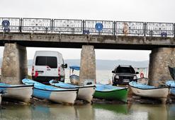 Uluabat Gölü'ndeki çekilme uydu görüntülerinde; kayıkların geçtiği köprünün altı park alanı oldu