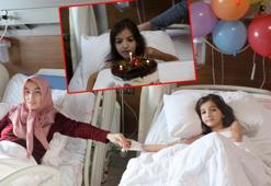 Enkazda 2 çekyat arasında yaşam mücadelesi veren Zümra ve annesine pasta sürprizi